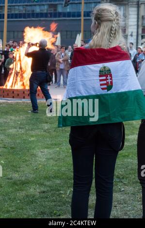 Győr, Ungheria - 04 giugno 2020: Centesimo anniversario del Trattato di Trianon, donna con bandiera nazionale ungherese Foto Stock