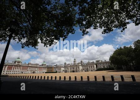 Londra, Regno Unito. 27 Giugno 2020. Nonostante sia il giorno delle forze armate, la Parata delle Guardie a Cavallo è completamente deserta a pranzo, poiché la pandemia di Coronavirus COVID-19 ha impedito che si svolgevano molti eventi ufficiali e ha anche tenuto lontani molti turisti e turisti. Credit: Paul Marriott/Alamy Live News Foto Stock