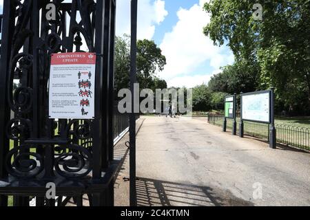 Londra, Regno Unito. 27 Giugno 2020. Avviso di aggiornamento del coronavirus sulle porte del St. James's Park a Londra. Credit: Paul Marriott/Alamy Live News Foto Stock