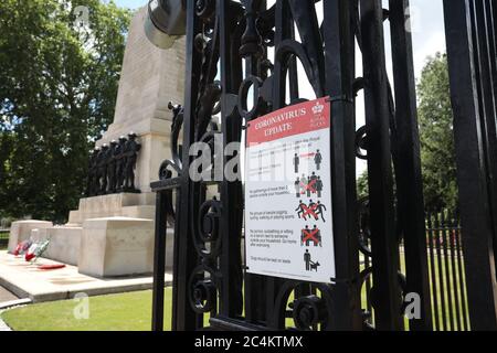 Londra, Regno Unito. 27 Giugno 2020. Avviso di aggiornamento del coronavirus sulle porte del St. James's Park a Londra. Credit: Paul Marriott/Alamy Live News Foto Stock