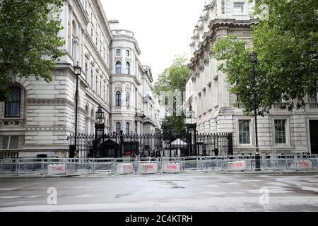 Londra, Regno Unito. 27 Giugno 2020. Le barriere sono in vigore fuori Downing Street a Whitehall, in background, in caso di problemi che possono derivare da una qualsiasi delle proteste e raduni oggi a Londra. Credit: Paul Marriott/Alamy Live News Foto Stock