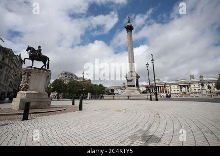 Londra, Regno Unito. 27 Giugno 2020. Trafalgar Square, con la Galleria Nazionale in lontananza, è molto tranquilla per un sabato a pranzo nel mese di giugno, molto probabilmente a causa della pandemia COVID-19 che significa che le persone sono lontano. Credit: Paul Marriott/Alamy Live News Foto Stock