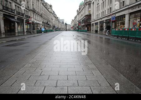 Londra, Regno Unito. 27 Giugno 2020. Nuove barriere in strada, per un maggiore allontanamento sociale, su Regent Street a Londra. Credit: Paul Marriott/Alamy Live News Foto Stock