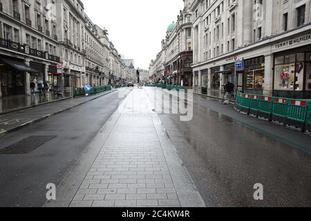 Londra, Regno Unito. 27 Giugno 2020. Nuove barriere sono state spostate in strada, per un ulteriore allontanamento sociale, su Regent Street a Londra. Credit: Paul Marriott/Alamy Live News Foto Stock