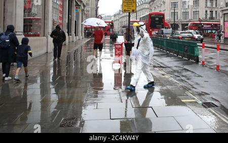 Londra, Regno Unito. 27 Giugno 2020. Un uomo in una tuta PPE su Oxford Street a Londra. Credit: Paul Marriott/Alamy Live News Foto Stock