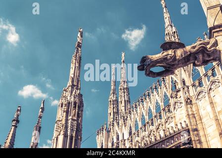 Primo piano sul tetto della Cattedrale di Milano, Italia, Europa. Il Duomo di Milano è il punto di riferimento principale della città di Milano. Decorazioni di lusso dettaglio dell'arco milanese Foto Stock