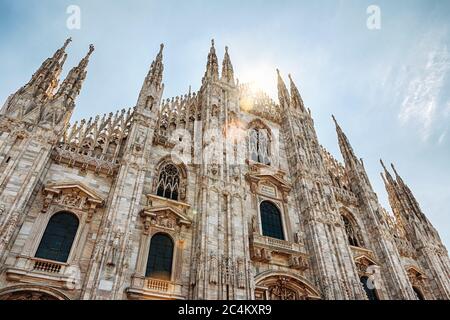 Duomo di Milano alla luce del sole, Italia. E' un punto di riferimento di Milano. Bella facciata della bella Cattedrale di Milano in estate soleggiato giorno. Bot Foto Stock