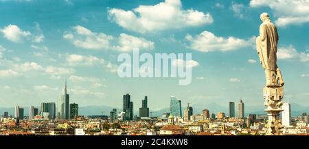 Skyline di Milano con grattacieli moderni nel quartiere degli affari di Porto nuovo, Italia. Vista panoramica dal Duomo di Milano. Bellissima Foto Stock