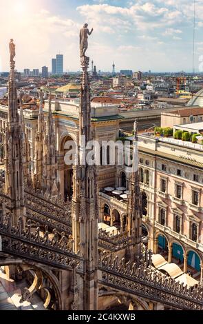 La Cattedrale di Milano si affaccia sullo sfondo del paesaggio urbano, Milano, Italia. Scenario di tetto gotico di lusso con statue. Chiesa principale di Milano o Duomo di Milano i. Foto Stock