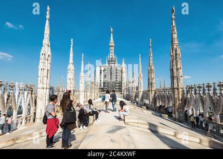 Milano - 16 maggio 2017: In estate i turisti visitano il Duomo di Milano. E' uno dei principali punti di riferimento di Milano. Persone Foto Stock