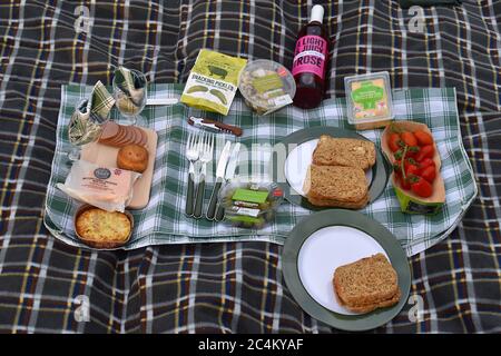 Con la primavera in piena fioritura e l'estate sui picnic schioccano in su dappertutto il Regno Unito afferra un appuntamento o gli amici per un pomeriggio di cibo fresco fine riempito su cestino e divertimento Foto Stock