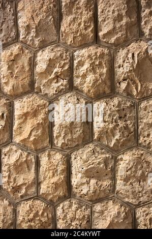 Parete decorata con un motivo esagonale che simula pietre ordinate seguendo uno stile naturale Foto Stock