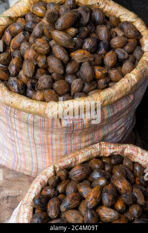 Bhutan, Thimphu. Mercato agricolo locale. Betel nut (di Areca Plant) comunemente masticato o ingerito, con un effetto narcotico, in gran parte dei paesi asiatici. Foto Stock