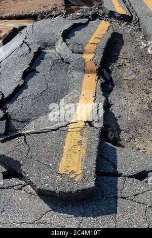 Alluvione danneggiato strada vicino Sanford, MI, USA, 11 giugno 2020, originale diga Breech e inondazioni avvenuto 20 maggio 2020, da James D Coppinger / Dembinsky Photo Foto Stock