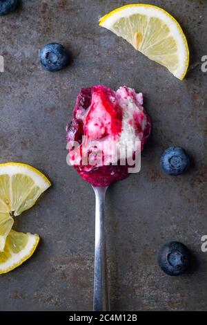 Yogurt surgelato al limone con salsa di mirtillo Foto Stock