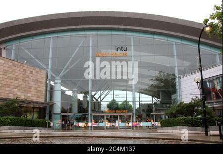 Milton Keynes, Regno Unito. 27 Giugno 2020. L'entrata principale al centro commerciale Intu a Milton Keynes.Intu, il più grande proprietario di centro commerciale della Gran Bretagna con 17 siti nel Regno Unito, ha chiamato in Administrators.The azienda carica di debito, i cui grandi centri commerciali includono MetroCenter e Trafford Centre nel nord dell'Inghilterra e Lakeside nel sud-est, impiega direttamente circa 2,500 dipendenti e altre 100,000 persone lavorano in negozi e ristoranti all'interno dei suoi centri. Credit: Keith Mayhew/SOPA Images/ZUMA Wire/Alamy Live News Foto Stock