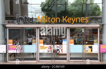 Milton Keynes, Regno Unito. 27 Giugno 2020. L'entrata principale al centro commerciale Intu a Milton Keynes.Intu, il più grande proprietario di centro commerciale della Gran Bretagna con 17 siti nel Regno Unito, ha chiamato in Administrators.The azienda carica di debito, i cui grandi centri commerciali includono MetroCenter e Trafford Centre nel nord dell'Inghilterra e Lakeside nel sud-est, impiega direttamente circa 2,500 dipendenti e altre 100,000 persone lavorano in negozi e ristoranti all'interno dei suoi centri. Credit: Keith Mayhew/SOPA Images/ZUMA Wire/Alamy Live News Foto Stock