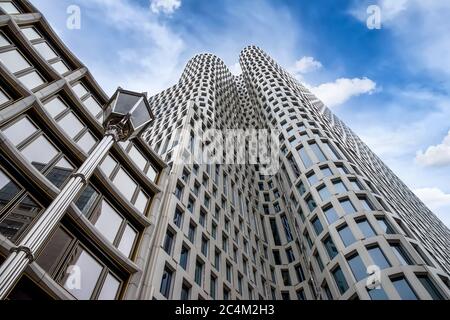 Upper West (Torre dell'Atlante)- nuovo grattacielo (119 m) presso la Breitscheidplatz a Berlino Ovest. Foto Stock