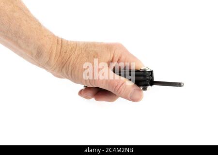 una mano maschio che tiene un set pieghevole di chiavi esagonali pronto per tghten una vite isolata su bianco Foto Stock