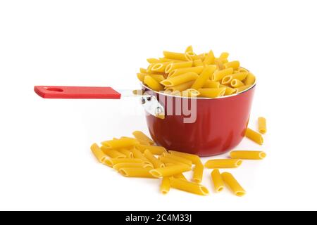 una piccola pentola piena di pasta rigata di penne isolata su bianco Foto Stock