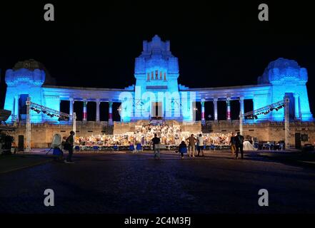 Bergamo, Italia. 26 Giugno 2020. Prove per coro d'orchestra e cantanti solisti per il grande concerto nella piazza antistante il monumentale cimitero di Bergamo, il Presidente della Repubblica Sergio Mattarella parteciperà alla Messa di Requiem di Donizetti organizzata da Palazzo Frizzoni e dalla Fondazione Donizetti. L'evento sarà trasmesso in diretta su RAI 1. (Foto di Luca ponti/Pacific Press) Credit: Pacific Press Agency/Alamy Live News Foto Stock