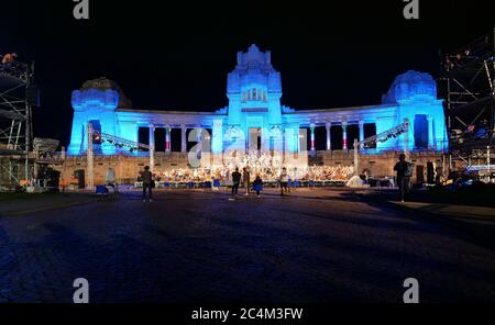 Bergamo, Italia. 26 Giugno 2020. Prove per coro d'orchestra e cantanti solisti per il grande concerto nella piazza antistante il monumentale cimitero di Bergamo, il Presidente della Repubblica Sergio Mattarella parteciperà alla Messa di Requiem di Donizetti organizzata da Palazzo Frizzoni e dalla Fondazione Donizetti. L'evento sarà trasmesso in diretta su RAI 1. (Foto di Luca ponti/Pacific Press) Credit: Pacific Press Agency/Alamy Live News Foto Stock