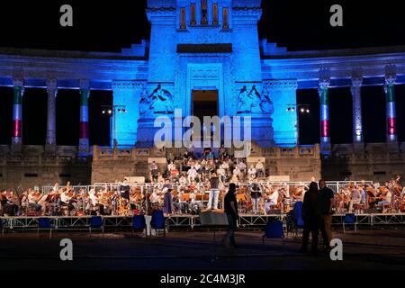 Bergamo, Italia. 26 Giugno 2020. Prove per coro d'orchestra e cantanti solisti per il grande concerto nella piazza antistante il monumentale cimitero di Bergamo, il Presidente della Repubblica Sergio Mattarella parteciperà alla Messa di Requiem di Donizetti organizzata da Palazzo Frizzoni e dalla Fondazione Donizetti. L'evento sarà trasmesso in diretta su RAI 1. (Foto di Luca ponti/Pacific Press) Credit: Pacific Press Agency/Alamy Live News Foto Stock