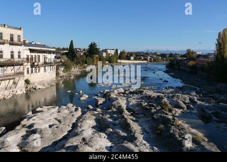 Un corpo d'acqua con una città in un backgroundundefined Foto Stock