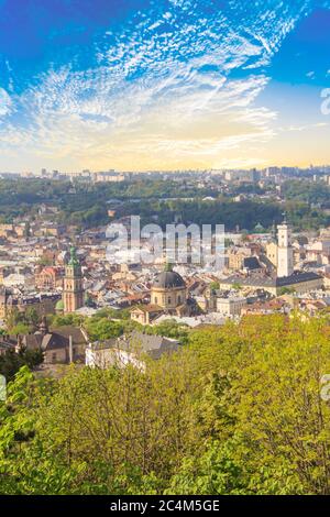 Splendida vista sulla Cattedrale Dominicana, la Chiesa dell'Assunzione e il centro storico di Lviv, Ucraina, in una giornata di sole Foto Stock