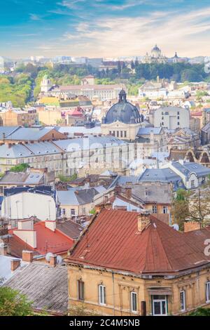 Splendida vista sulla Cattedrale Dominicana, la Chiesa dell'Assunzione e il centro storico di Lviv, Ucraina, in una giornata di sole Foto Stock