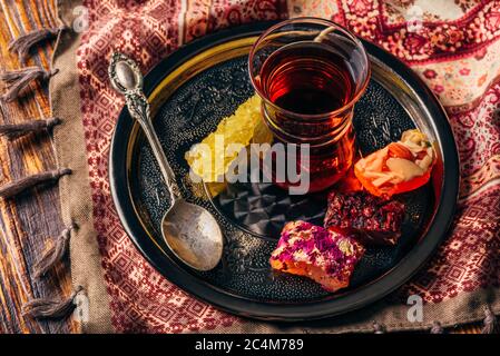 Il tè in armudu con delizie orientali Foto Stock