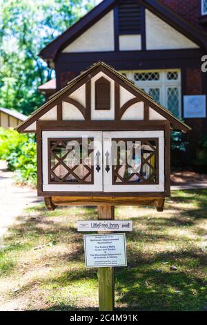 Jackson, MS, USA - 10 giugno 2020: Piccola biblioteca libera vicino alla Eudora Welty House nel quartiere Belhaven a Jackson, Mississippi Foto Stock