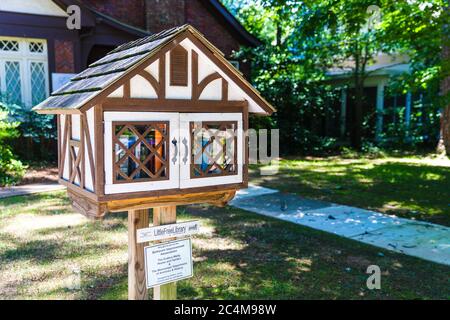 Jackson, MS, USA - 10 giugno 2020: Piccola biblioteca libera vicino alla Eudora Welty House nel quartiere Belhaven a Jackson, Mississippi Foto Stock