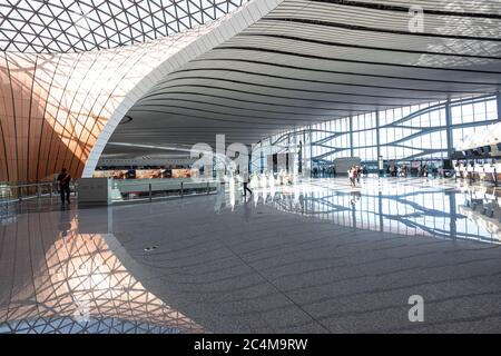 L'interno dell'aeroporto internazionale di Pechino Daxing, operativo il 2019 settembre Foto Stock