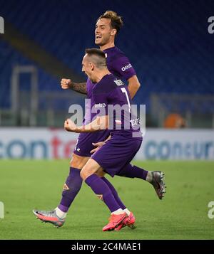 Roma. 28 Giugno 2020. Frank Henry Pierre Ribery (fronte) di Fiorentina celebra il suo obiettivo durante una partita di calcio tra Lazio e Fiorentina a Roma, 27 giugno 2020. Credit: Xinhua/Alamy Live News Foto Stock