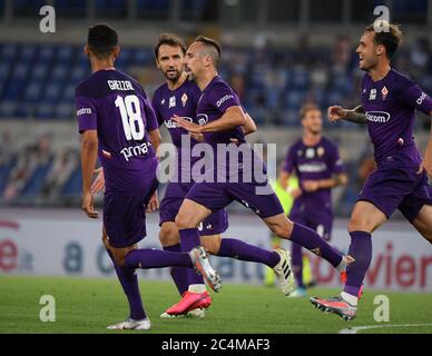 Roma. 28 Giugno 2020. Frank Henry Pierre Ribery (3° L) di Fiorentina celebra il suo obiettivo durante una partita di calcio tra Lazio e Fiorentina a Roma, 27 giugno 2020. Credit: Xinhua/Alamy Live News Foto Stock