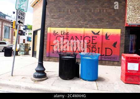 Frase grafica Gandhi 'Be the Change You Wish to See in the World' su un compensato di vedova che onora la morte di George Floyd Minneapolis Minnesota Stati Uniti d'America Foto Stock