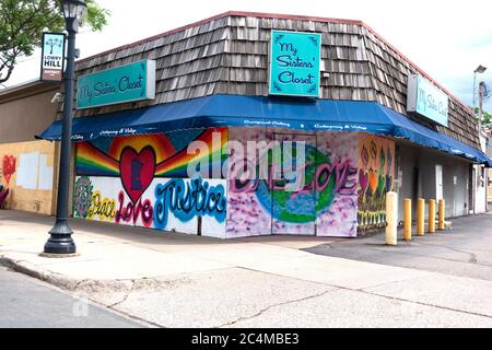 Pace Love Justice 'One Love' attraverso le finestre coperte di legno compensato del mio armadio delle Sorelle dopo la morte di George Floyd. Minneapolis Minnesota, Minnesota, Stati Uniti Foto Stock