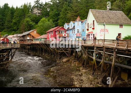 Ketchikan è una città dell'Alaska che si affaccia sul passaggio interno, un popolare percorso di crociera lungo la costa sud-orientale dello stato. Foto Stock