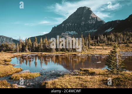 Escursioni al famoso passo logan, vista lago nascosto, esplorare la natura e cercare capre di montagna Foto Stock