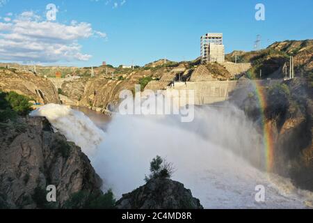 Pechino, Cina. 26 Giugno 2020. La foto aerea del 26 giugno 2020 mostra l'acqua che sgorga da una chiusa del serbatoio di Liujiaxia sul Fiume giallo nella Prefettura Autonoma di Linxia Hui, nella provincia di Gansu, nella Cina nord-occidentale. Credit: Yongong/Xinhua/Alamy Live News Foto Stock