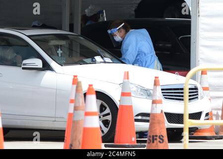 Miami Gardens Beach, Florida, Stati Uniti. 27 Giugno 2020. Una vista generale del Coronavirus (COVID-19) guida in sito di test, istituito nel parcheggio dell'Hard Rock Stadium il 27 giugno 2020 a Miami Gardens, Florida. Credit: Mpi04/Media Punch/Alamy Live News Foto Stock