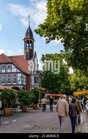 Mercato settimanale a Nienburg presso il municipio Foto Stock