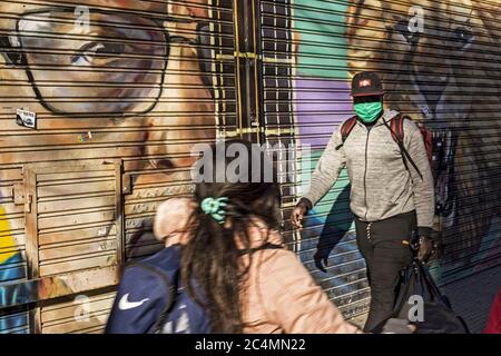 27 giugno 2020, Buenos Aires, capitale federale, Argentina: L'Argentina ha iniziato, il 20 marzo, l'isolamento sociale preventivo e obbligatorio (ASPO) a causa della pandemia di Coronavirus; oggi, sabato, 27 giugno, si celebrano 100 giorni di quarantena. Da allora, le restrizioni sono cambiate in base ai casi di ciascuna regione. La nuova tappa, annunciata ieri dal governo argentino e che entrerà in vigore mercoledì 1 luglio, prevede una serie di misure volte a ridurre la mobilità e l'uso dei trasporti nell'area metropolitana di Buenos Aires (AMBA). Il Ministero della Salute della Nazione re Foto Stock