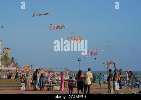 Colombo, Sri Lanka. 27 Giugno 2020. La gente vola i aquiloni al Galle Face Green a Colombo, Sri Lanka, 27 giugno 2020. Mentre il governo gradualmente rilassa le sue misure contro la pandemia COVID-19, la piazza inizia a vedere un'rivolta verso i visitatori. Credit: Tang Lu/Xinhua/Alamy Live News Foto Stock