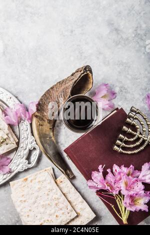 Piatto di metallo con matzah o matza, Kiddush Cup, Shofar Horn su sfondo chiaro presentato come festa o pasto di seder di Pasqua con spazio di copia. Ebraico Foto Stock