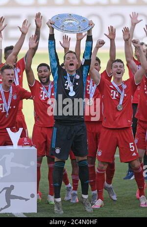 Wolfsburg, Germania, 27 giugno 2020, cerimonia dei vincitori dopo la partita: Il 30° titolo di campionato per la FCB. Manuel NEUER, FCB 1 solleva il trofeo, Robert LEWANDOWSKI, FCB 9 Leon GORETZKA, FCB 18 Serge GNABRY, FCB 22 Benjamin PAVARD, FCB 5 Lucas HERNANDEZ (FCB 21) Jerome BOATENG (FCB 17) David ALABA, FCB 27 , Joshua ZIRKZEE, FCB 35 , MICKAEL (Michael) FCB 11 al 1.Bundesliga match VFL WOLFSBURG - FC BAYERN MUENCHEN 0-4 nella stagione 2019/2020 am match 34. FCB Foto: © Peter Schatz / Alamy Live News / Bernd Feil/MIS/Pool - LE NORMATIVE DFL VIETANO L'USO DELLE FOTOGRAFIE AS Foto Stock