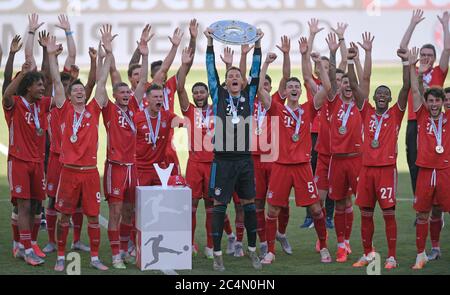 Wolfsburg, Germania, 27 giugno 2020, cerimonia dei vincitori dopo la partita: Il 30° titolo di campionato per la FCB. Manuel NEUER, FCB 1 solleva il trofeo, Robert LEWANDOWSKI, FCB 9 Leon GORETZKA, FCB 18 Serge GNABRY, FCB 22 Benjamin PAVARD, FCB 5 Lucas HERNANDEZ (FCB 21) Jerome BOATENG (FCB 17) David ALABA, FCB 27 , Joshua ZIRKZEE, FCB 35 , MICKAEL (Michael) FCB 11 al 1.Bundesliga match VFL WOLFSBURG - FC BAYERN MUENCHEN 0-4 nella stagione 2019/2020 am match 34. FCB Foto: © Peter Schatz / Alamy Live News / Bernd Feil/MIS/Pool - LE NORMATIVE DFL VIETANO L'USO DELLE FOTOGRAFIE AS Foto Stock