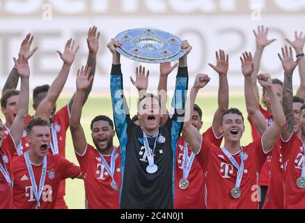 Wolfsburg, Germania, 27 giugno 2020, cerimonia dei vincitori dopo la partita: Il 30° titolo di campionato per la FCB. Manuel NEUER, FCB 1 solleva il trofeo, Robert LEWANDOWSKI, FCB 9 Leon GORETZKA, FCB 18 Serge GNABRY, FCB 22 Benjamin PAVARD, FCB 5 Lucas HERNANDEZ (FCB 21) Jerome BOATENG (FCB 17) David ALABA, FCB 27 , Joshua ZIRKZEE, FCB 35 , MICKAEL (Michael) FCB 11 al 1.Bundesliga match VFL WOLFSBURG - FC BAYERN MUENCHEN 0-4 nella stagione 2019/2020 am match 34. FCB Foto: © Peter Schatz / Alamy Live News / Bernd Feil/MIS/Pool - LE NORMATIVE DFL VIETANO L'USO DELLE FOTOGRAFIE AS Foto Stock