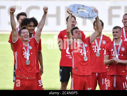 Wolfsburg, Germania, 27 giugno 2020, cerimonia dei vincitori dopo la partita: Il 30° titolo di campionato per la FCB. Robert LEWANDOWSKI, FCB 9 Thomas MUELLER, MÜLLER, FCB 25 festeggia con il trofeo al 1.Bundesliga match VFL WOLFSBURG - FC BAYERN MUENCHEN 0-4 nella stagione 2019/2020:00 del giorno 34. FCB Foto: © Peter Schatz / Alamy Live News / Frank Hoermann/Sven Simon/Pool - LE NORMATIVE DFL VIETANO L'USO DI FOTOGRAFIE come SEQUENZE DI IMMAGINI e/o QUASI-VIDEO - Agenzie di Notizie nazionali e internazionali PER uso esclusivamente editoriale Foto Stock